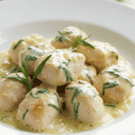 Poulet carré frais estragon sauce crémeuse assiette blanche cuisine française