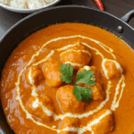 Poulet tikka masala épicé dans bol cuivre sauce crémeuse orange coriandre riz basmati