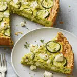 Quiche sans pâte courgettes feta élégante tranche assiette blanche