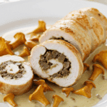 Roulades de poulet aux girolles tranchées montrant la farce aux champignons