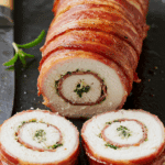 Roulés de poulet au lard tranchés montrant spirale bacon doré plat français