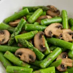 Asperges et champignons sautés parfaitement cuisinés dans plat élégant