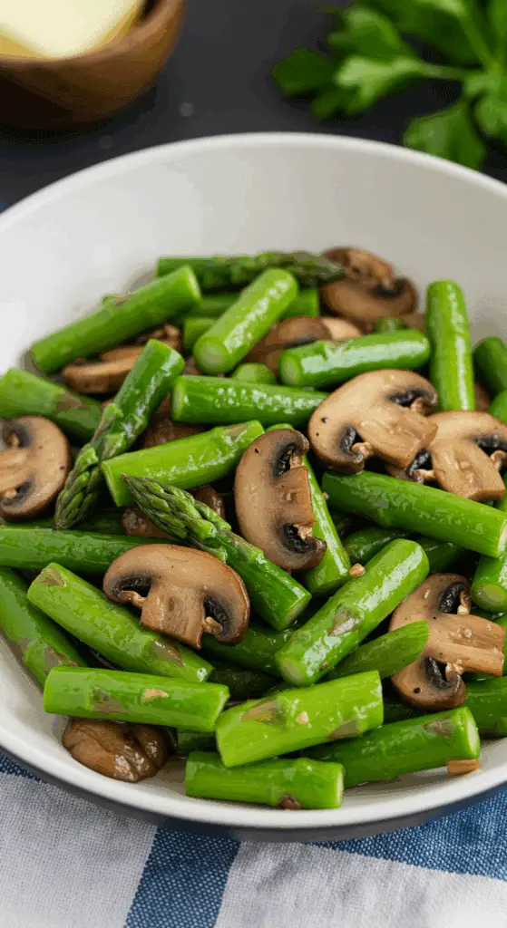 Asperges et champignons sautés parfaitement cuisinés dans plat élégant