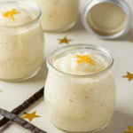 Semoule au lait crémeuse fleur d'oranger ramequins blancs pistaches présentation élégante