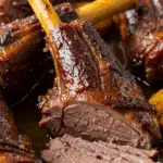 Souris agneau confites plat fonte dorées tendres ail thym jus cuisson rustique français