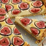 Tarte amandine aux figues élégante sur présentoir porcelaine