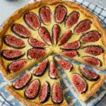 Tarte aux figues fraîches caramélisées avec crème à la cannelle