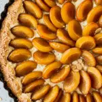 Tarte mirabelles sans crème dorée avec fruits disposés en cercles parfaits