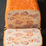 Terrine de surimi tranchée assiette blanche couleur rose pâle herbes fraîches