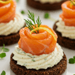 Toasts à la crème de saumon fumé élégants sur ardoise noire aneth frais