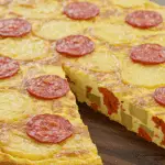 Tortilla espagnole chorizo pommes terre dorée poêle fonte part découpée
