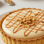 Tranche élégante flan Dulcey vanille praliné assiette porcelaine
