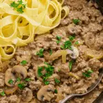 Bœuf haché stroganoff crémeux nouilles aux œufs réconfortant