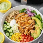 Bol gourmand style poulet rouge avec dinde glacée et légumes colorés