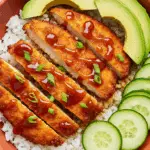 Bol de poulet katsu avec avocat concombre et sauce sur riz blanc