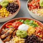 Bols tex-mex colorés steak grillé légumes sauce crémeuse