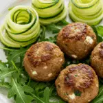 Boulettes de viande à la menthe et au feta dorées avec garniture de menthe fraîche