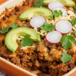 Casserole mexicaine express toute garnie avec fromage fondu et garnitures colorées
