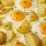 Casserole d'œufs et pommes de terre dans poêle avec œufs miroir parfaits