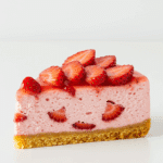 Cheese cake aux fraises tranche crémeuse coulis fraises