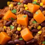 Chili patate douce et porc haché à la mijoteuse dans bols rustiques avec garnitures