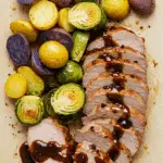 Filet de porc au vinaigre balsamique avec légumes rôtis présentation gastronomique