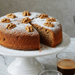 Gâteau aux poires et noix quartiers fruits sucre glace