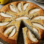 Gâteau moelleux poires graines pavot doré avec tranches sur table rustique