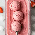 Glace à la fraise sans sorbetière parfaitement crémeuse avec texture artisanale