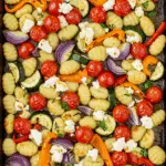 Gnocchis au feta et légumes rôtis sur une plaque avec caramélisation dorée