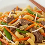 Macaroni chinois traditionnel québécois dans bol de service fumant
