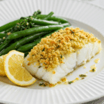 Morue en croûte au parmesan avec croûte dorée et quartiers de citron