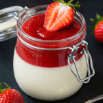 Panna cotta facile aux fraises élégante coulis rouge italien