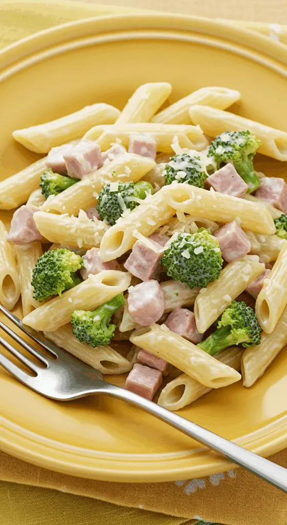 Pâtes au jambon et brocoli dans sauce crémeuse avec parmesan