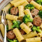 Pâtes à la saucisse et au brocoli prêtes en 30 minutes dans une poêle