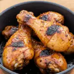 Pilons de poulet soya-citron à cuire sur le feu de camp dorés et caramélisés