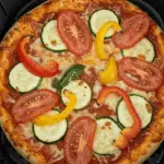 Pizza aux légumes cuite à la friteuse à air avec croûte dorée et légumes caramélisés