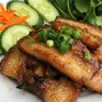 Porc vietnamien traditionnel en bol avec vermicelles, légumes frais et garnitures