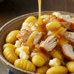 Poutine gnocchi dinde style galvaude dorée fromage grains