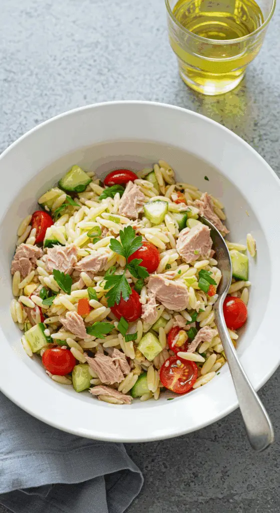 Présentation élégante salade d'orzo minute au thon dans bol service