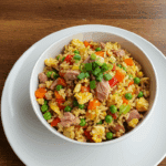 Riz frit au thon avec légumes colorés servi dans un bol asiatique