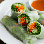 Rouleaux printemps végétariens transparents légumes colorés sauce arachide