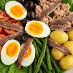 Salade niçoise authentique avec tous les ingrédients traditionnels méditerranéens