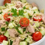 Salade d'orzo minute au thon avec feta et légumes frais dans bol blanc