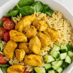 Salade d'orzo et de poulet au curcuma et à l'érable dans un bol blanc
