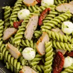 Salade de pâtes à la dinde, bocconcini, pesto et tomates séchées méditerranéenne