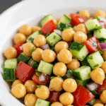 Salade de pois chiches colorée avec légumes frais et mozzarella dans bol blanc