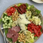 Salade style La Scala authentique avec charcuterie et fromages italiens