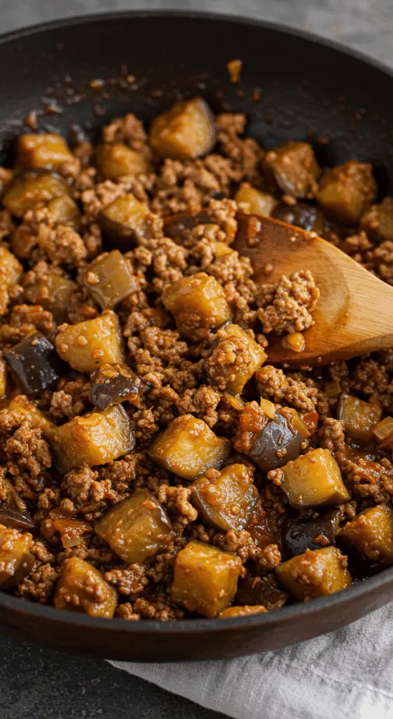 Sauté épicé bœuf haché aubergine wok nouilles asiatiques