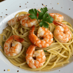 Spaghettis aux crevettes avec champignons dorés et oignons verts dans bol blanc